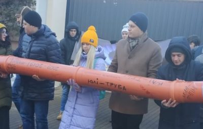 «Юлі -труба, Україні – незалежність!» – молодь нагадала Тимошенко про газові контракти