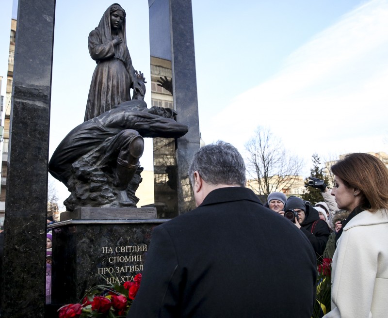 Порошенко з дружиною вшанував пам’ять загиблих шахтарів у Червонограді