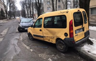 У Львові нетверезий водій в’їхав в припарковане авто. Фото: Варта1.