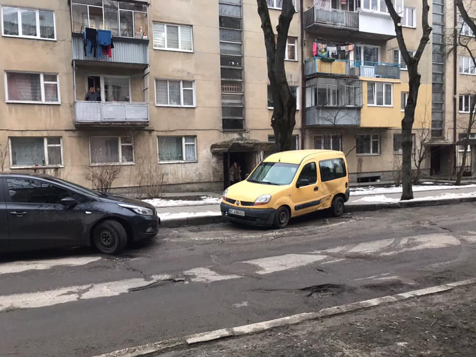 У Львові нетверезий водій в’їхав у припарковане авто. Фото: Варта1.