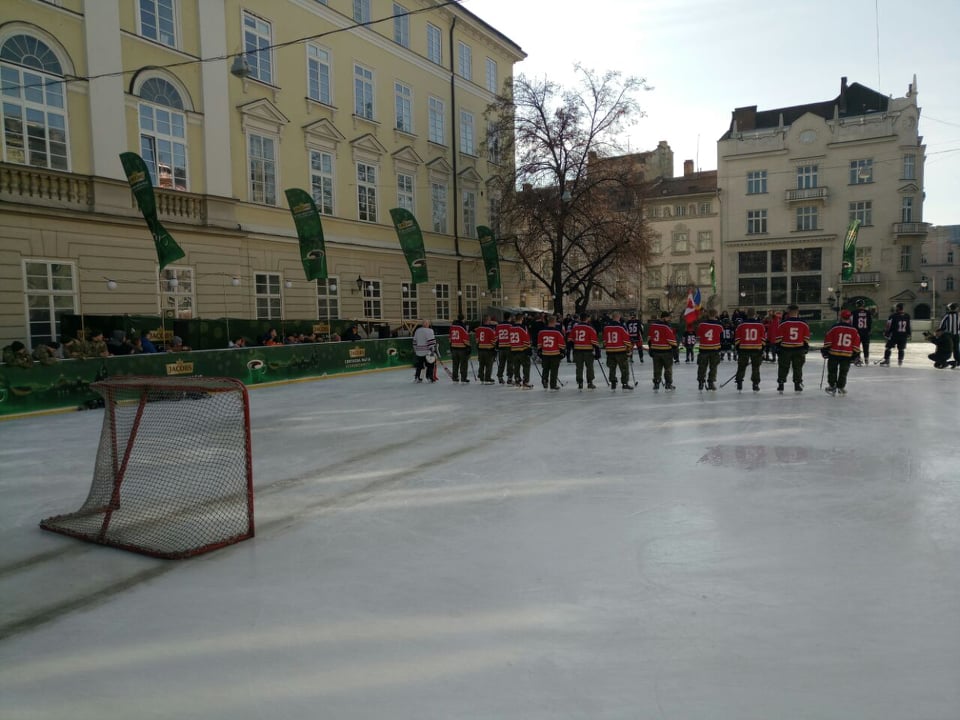 У Львові українські та канадські військові зіграли у хокей. Фото: Варта1.