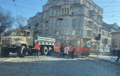 У Львові трамвай зійшов з рейок