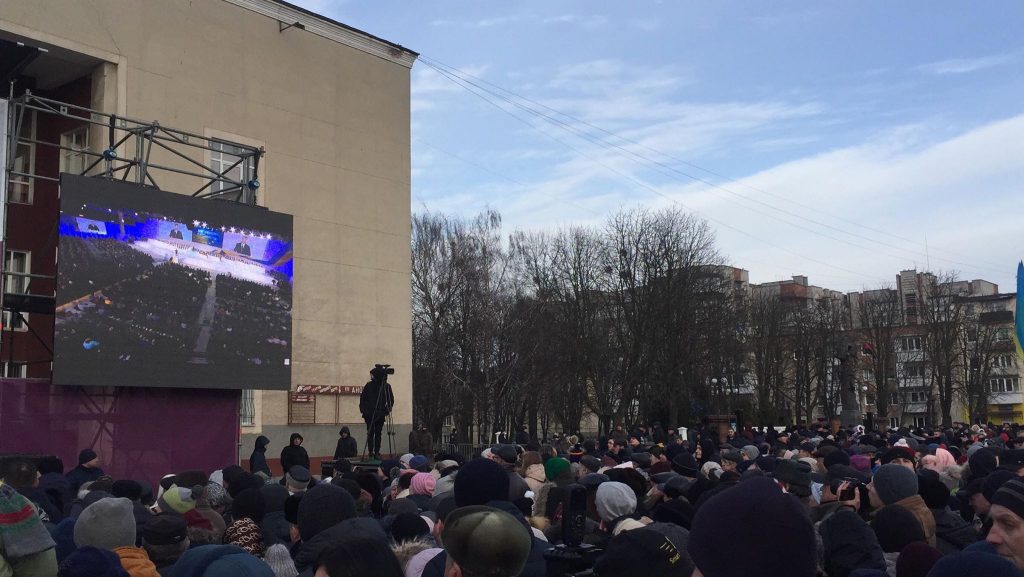 У Червонограді 10 тисяч людей зустрілись з Порошенком. Фото: 4studio.