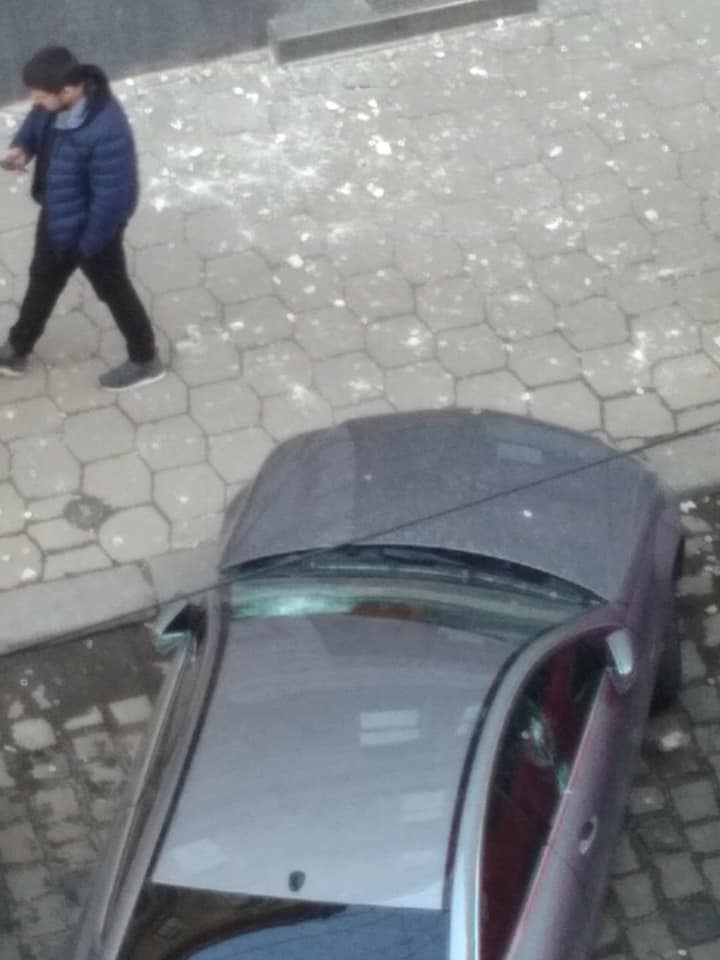 У Львові на авто з будинку впала цегла. Фото: Ігор Зінкевич.