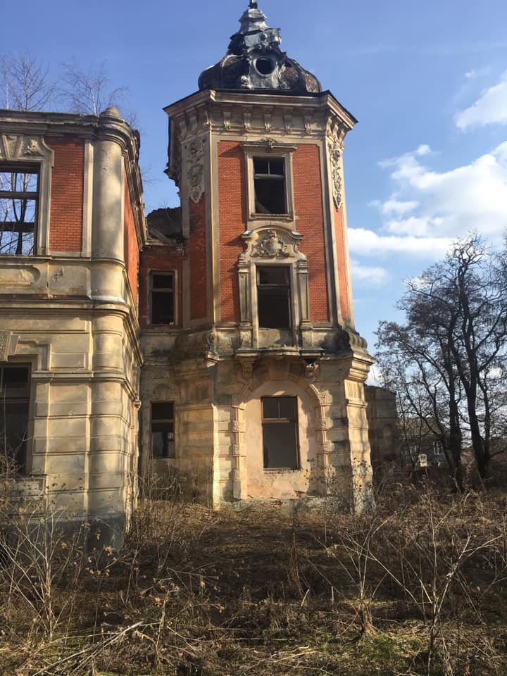 Як на Львівщині руйнується палац