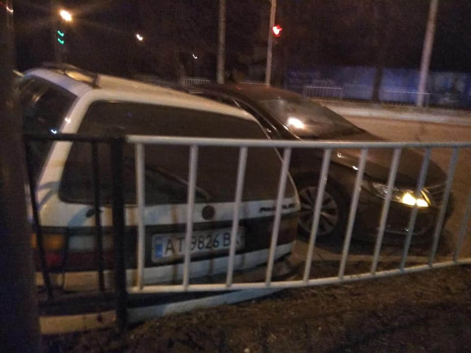 У Львові п'яний водій влетів у автівку. Фото: Варта1.