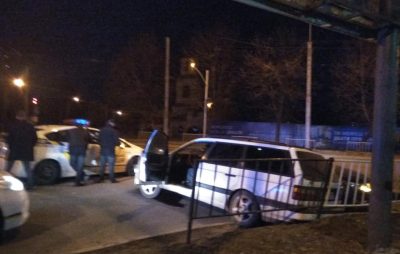 У Львові п'яний водій влетів у автівку. Фото: Варта1.