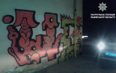 Вночі у Львові затримали хуліганів, як розмальовували фасади будинків