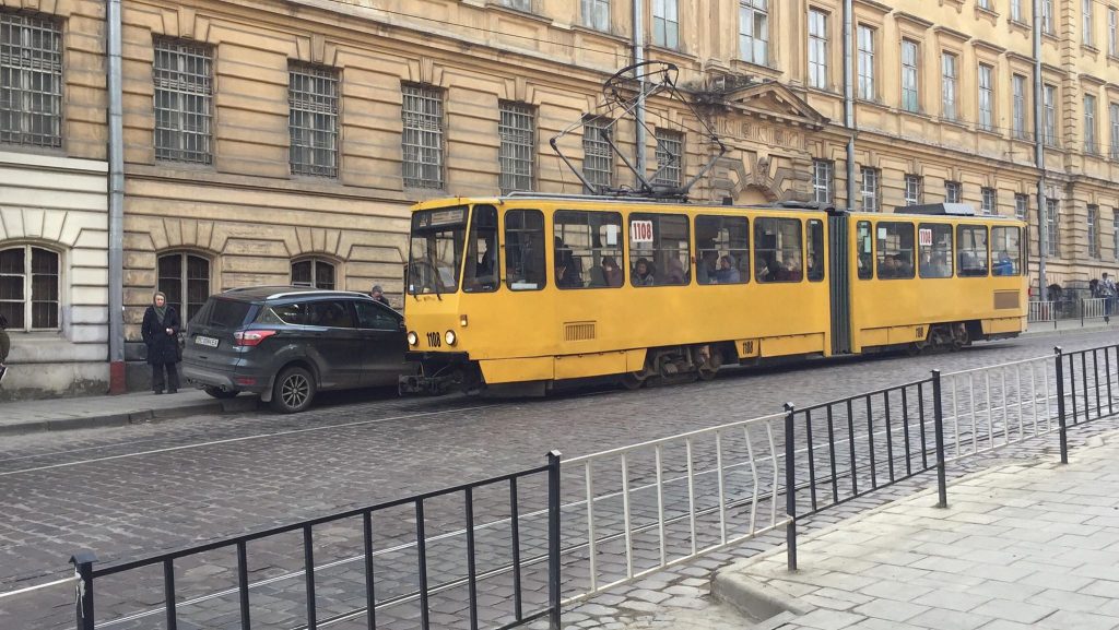 Як в центрі Львова автомобіль зупинив рух трамваїв. Фото: 4studio.