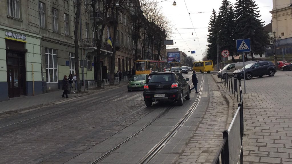 Як в центрі Львова автомобіль зупинив рух трамваїв. Фото: 4studio.