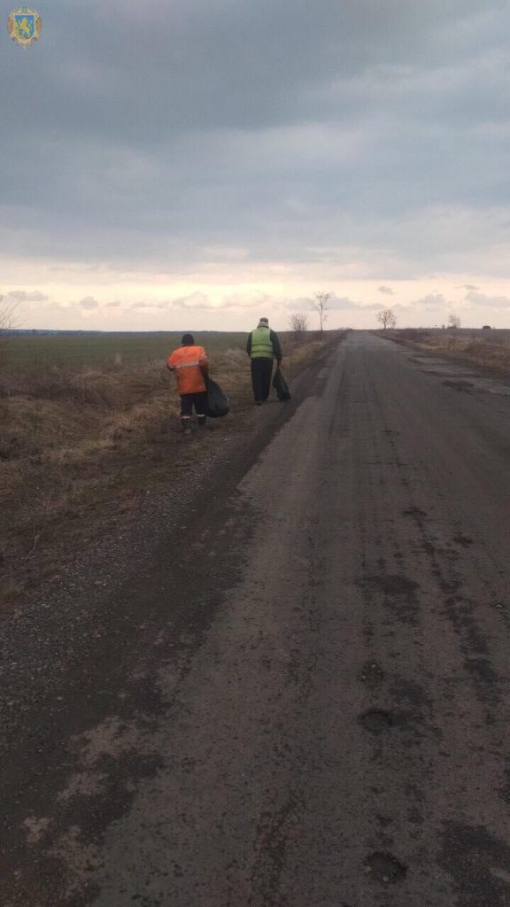 На дорогах Львівщини триває масштабне прибирання 