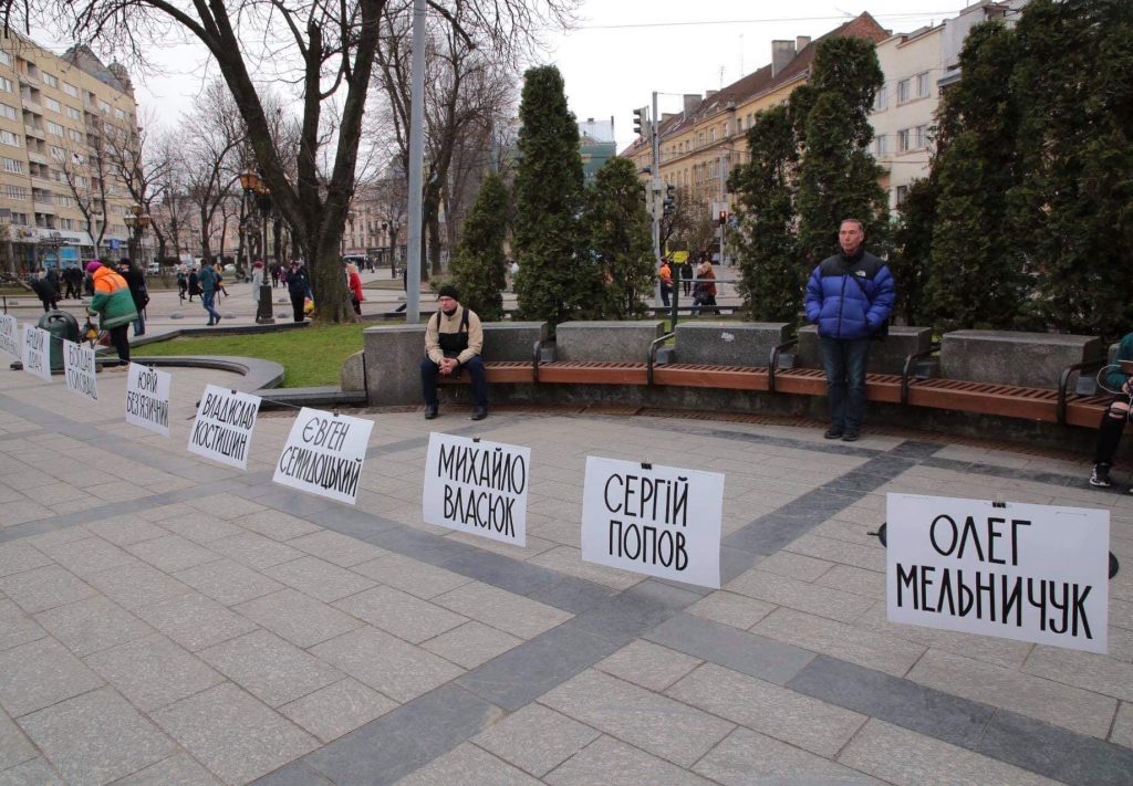 На Львівщині молодь підтримала полонених моряків акцією біля пам'ятника Шевченку