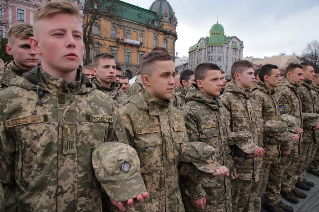 На Львівщині молодь підтримала полонених моряків акцією біля пам'ятника Шевченку