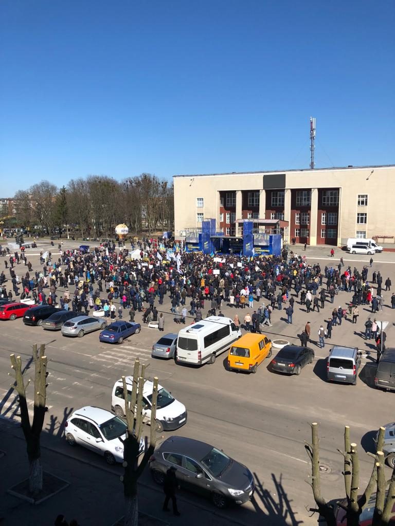 На мiтинг Тимошенко у Червонограді звезли людей. Фото: 4studio.
