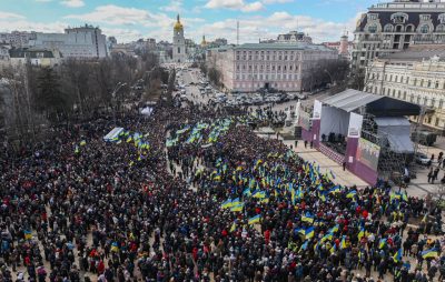 На зустріч з Порошенком у Києві прийшло 25 тисяч осіб. Фото: відкриті джерела.
