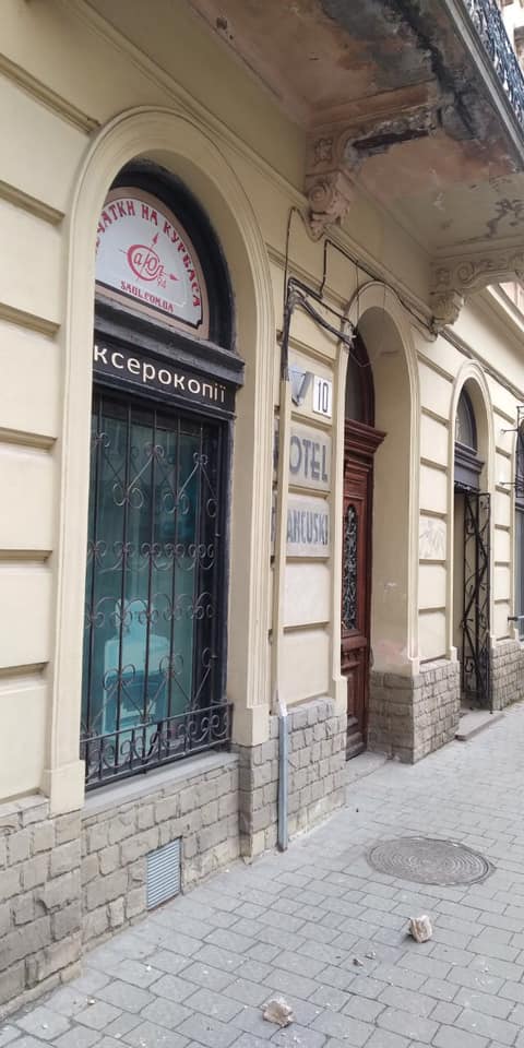 Як у Львові обсипаються балкони. Фото: Варта1.