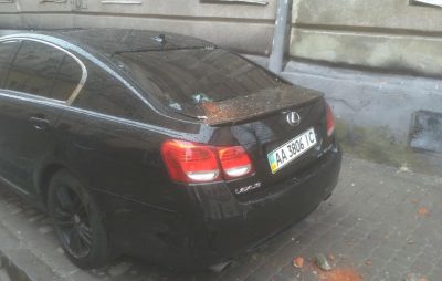 У Львові фасад будинку обвалився і пошкодив автомобіль