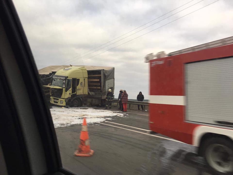 На Львівщині перекинулась вантажівка. Фото Варта-1