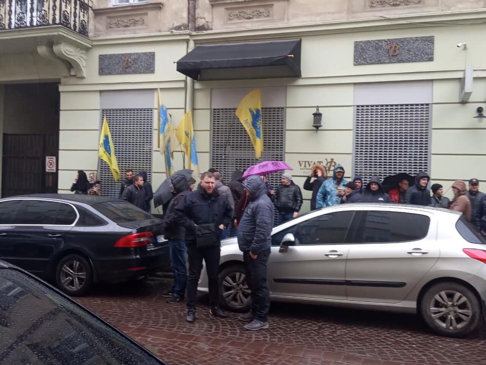 У центрі Львова мітингарі перекрили рух транспорту . Фото Варта-1