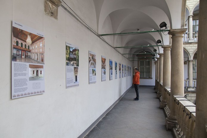 У Львові відкрилась виставка фотографій Бахчисарайського палацу. Фото: Роман Метельський