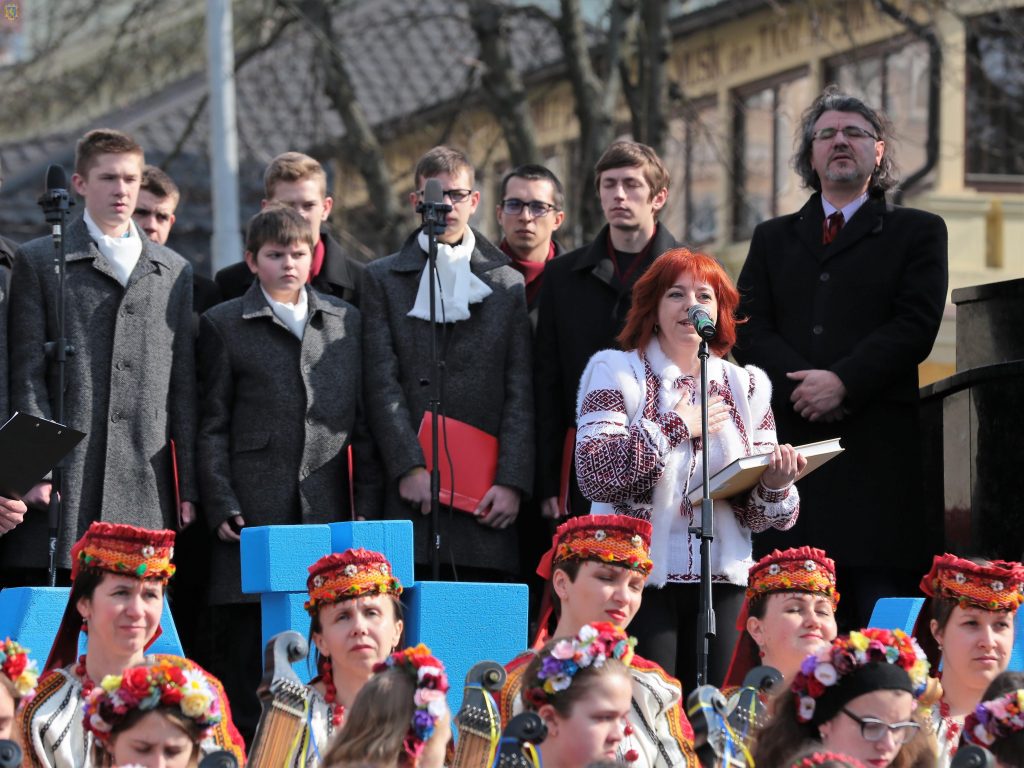 Львівщина подарувала національні костюми українським творчим колективам в Узбекистані. Фото прес-служба ЛОДА