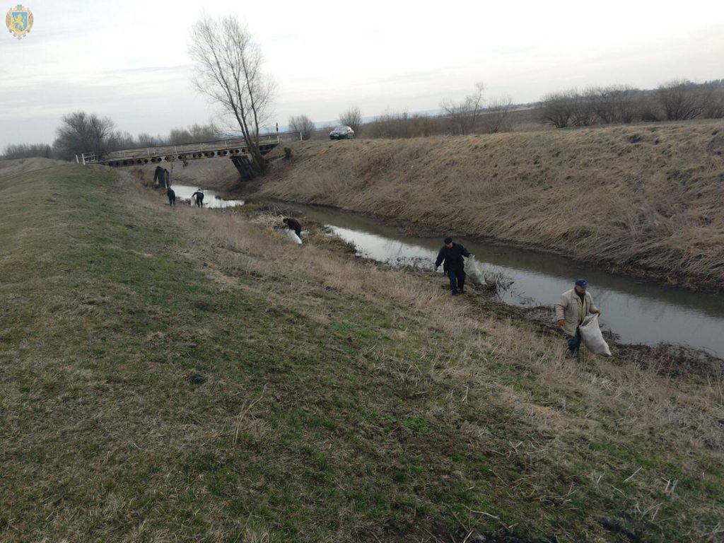 На берегах річок Львівщини тривають прибирання та впорядкування територій