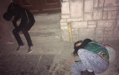 У Львові шукають рідних дівчини, яку вночі посеред міста знайшли "під кайфом". Фото: Ігор Зінкевич.