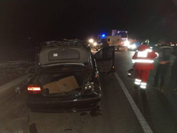 На Львівщині BMW зіткнулася з фурою, одна людина загинула. Фото Громадське