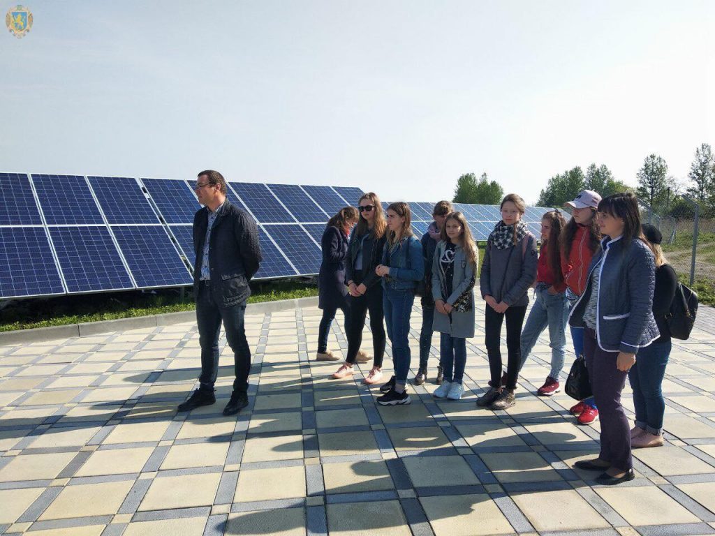 Для школярів Львівщини організували екскурсії на сонячні електростанції
