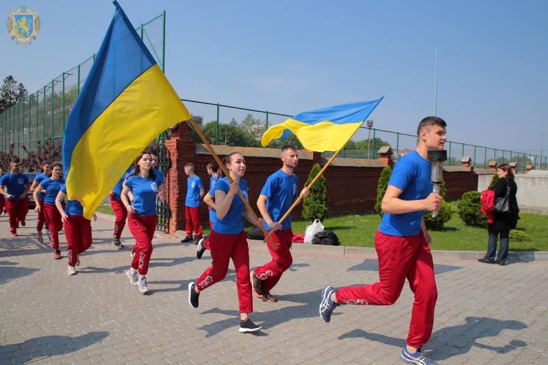 На Львівщині Свято Героїв розпочалось легкоатлетичною естафетою