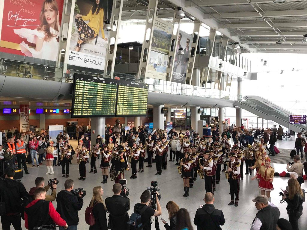 У аеропорту "Львів" відбувся музичний флешмоб до Дня міста
