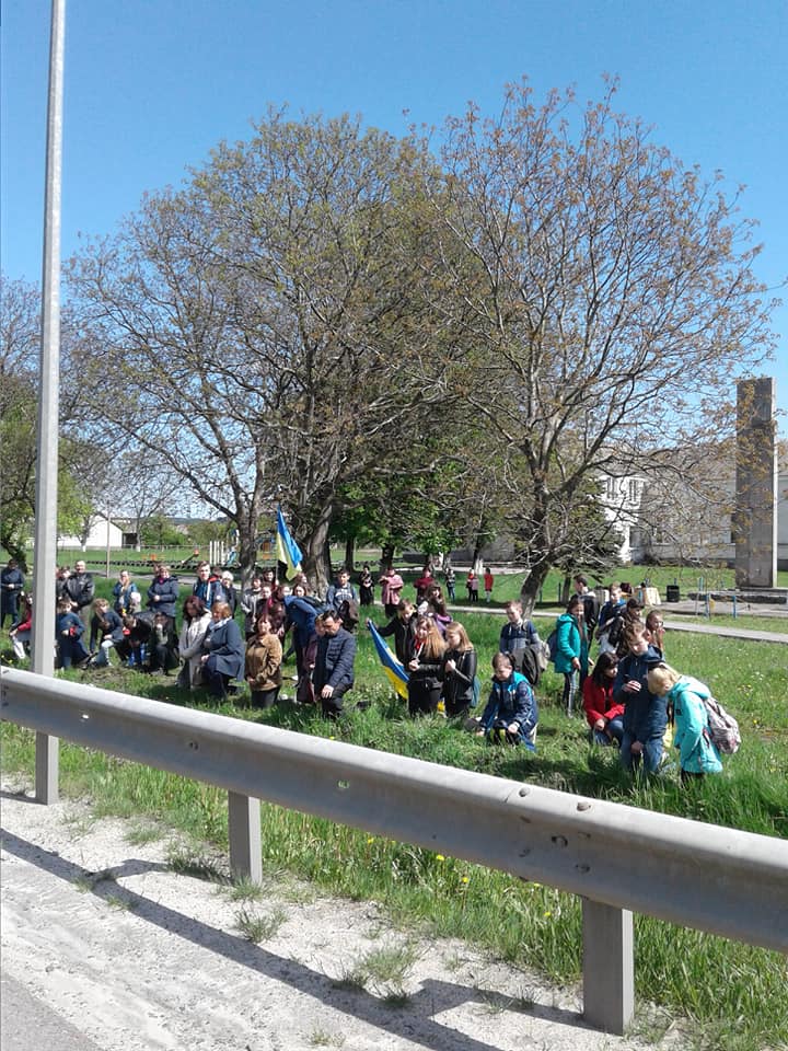 Як на Львівщині діти і дорослі на колінах прощаються з Героєм. Фото Тетяна Лісковецька