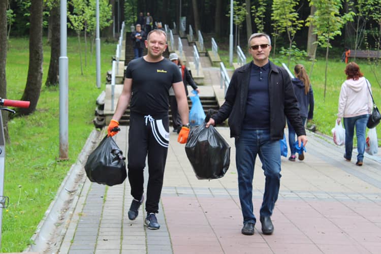 У Львові на Сихові під час прибирання знайшли шприци. Фото Михайло Хміль