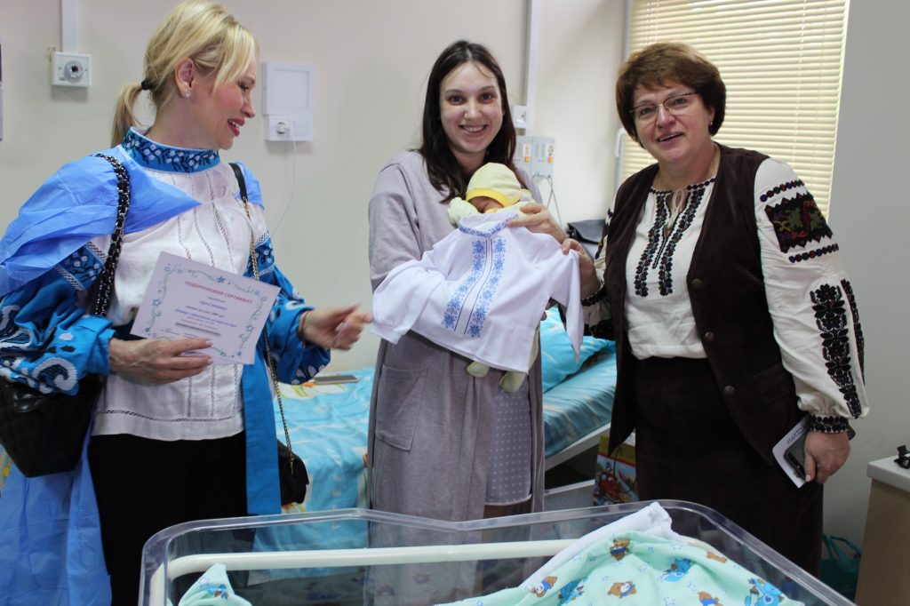 Новонародженим немовлятам у Львові вручили маленькі вишиванки