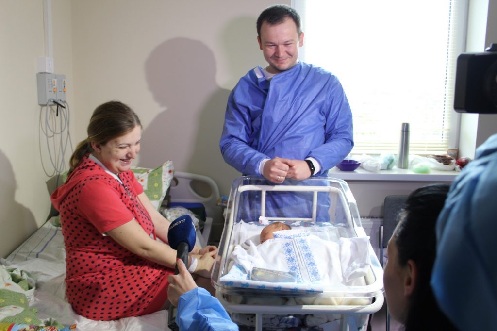 Новонародженим немовлятам у Львові вручили маленькі вишиванки