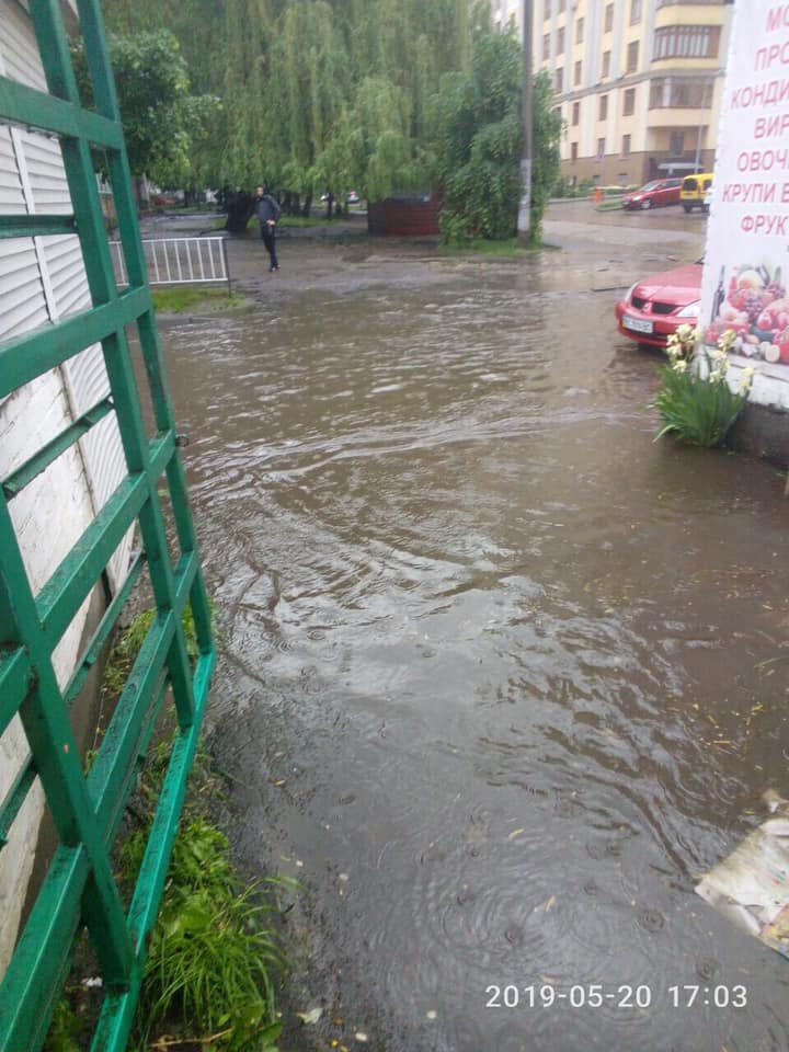 У Львові через негоду затопило вулицю. Фото: Варта1.