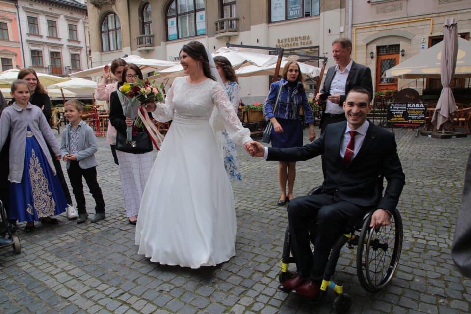 Синютка привітав учасника команди Ігри Нескорених з одруженням. Фото Олег Синютка