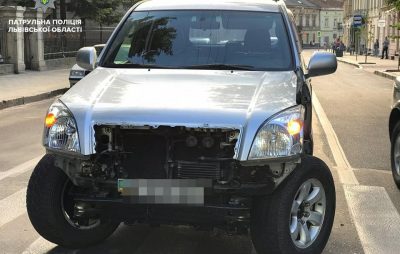 У Львові нетверезий працівник автосервісу взяв автомобіль клієнта покататися і потрапив в ДТП