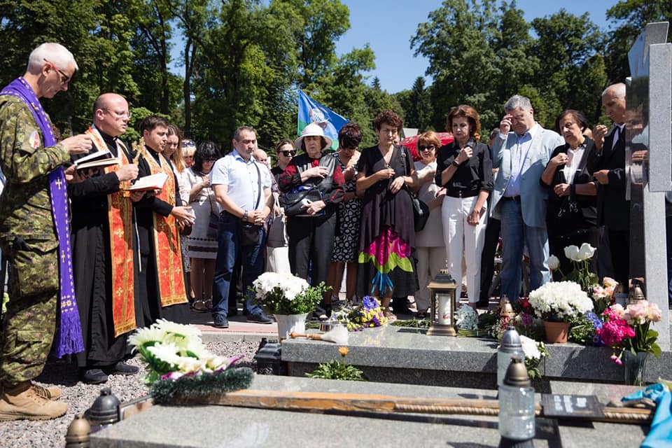 Порошенко у Львові відвідав посвяченні пам'ятника на могилі Василя Сліпака