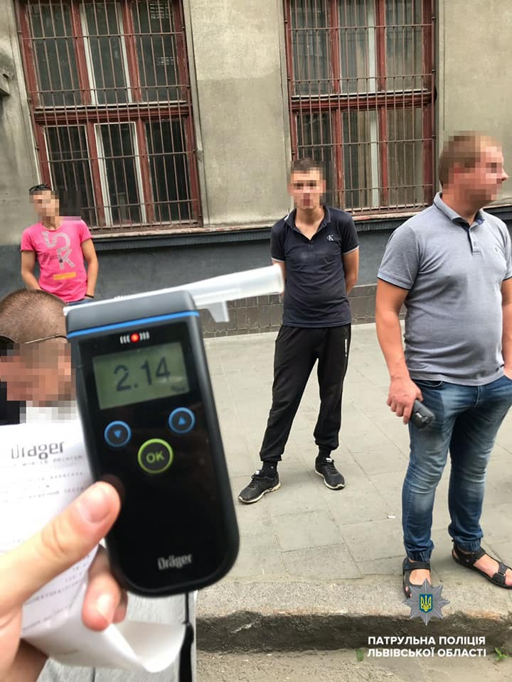У Львові нетверезий працівник автосервісу взяв автомобіль клієнта покататися і потрапив в ДТП