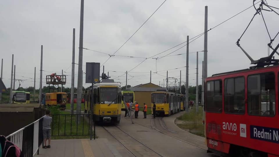 У Львові трамвай на кінцевій зупинці зірвав пантограф. Фото: Варта1