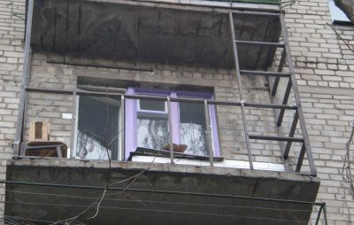 Львів’янин, зрізаючи металеві поручні, впав з балкона . Фото: відкриті джерела.