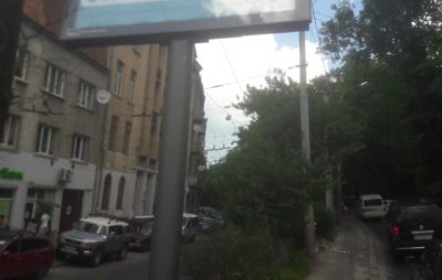 У Львові на вулиці Шота Руставелі перекрили вулицю через аварійний білборд