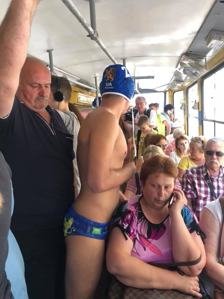Як чоловіки у плавках їхали у львівському трамваї. Фото Наталка Волосацька