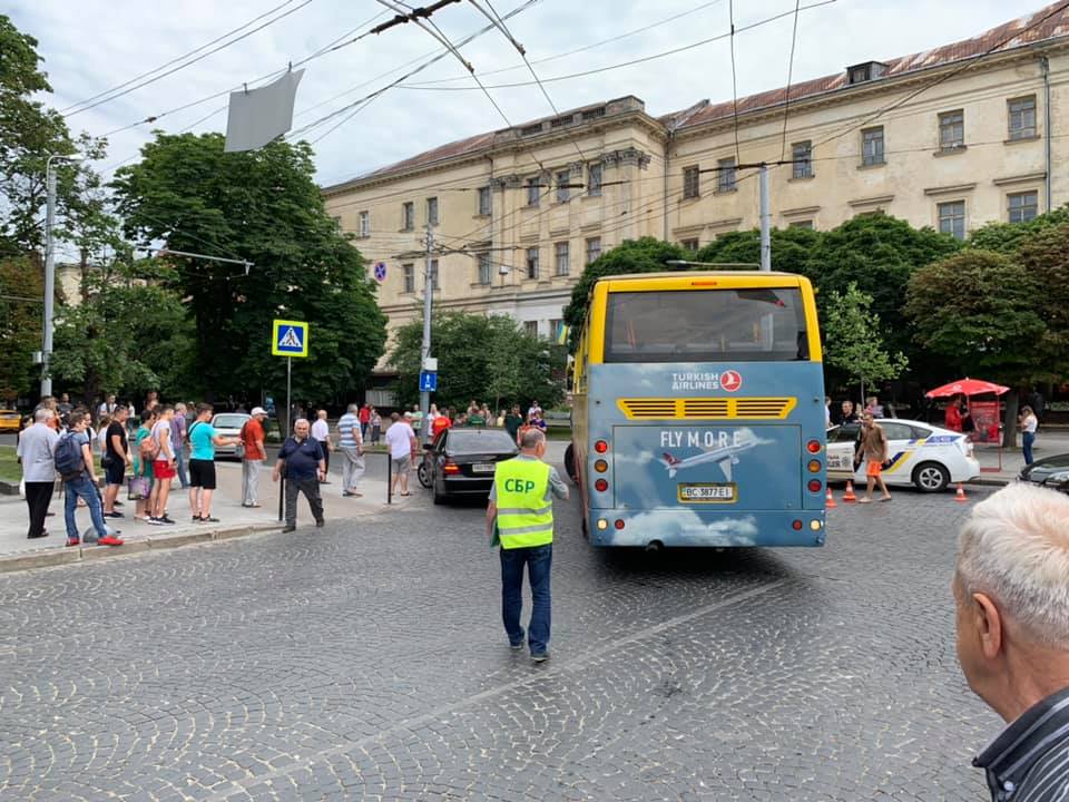У центрі Львова туристичний автобус не розминувся з автомобілем