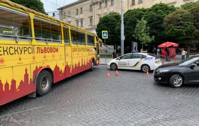 У центрі Львова туристичний автобус не розминувся з автомобілем