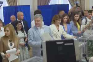 Порошенко проголосував на виборах до ВРУ. Фото: Діалог
