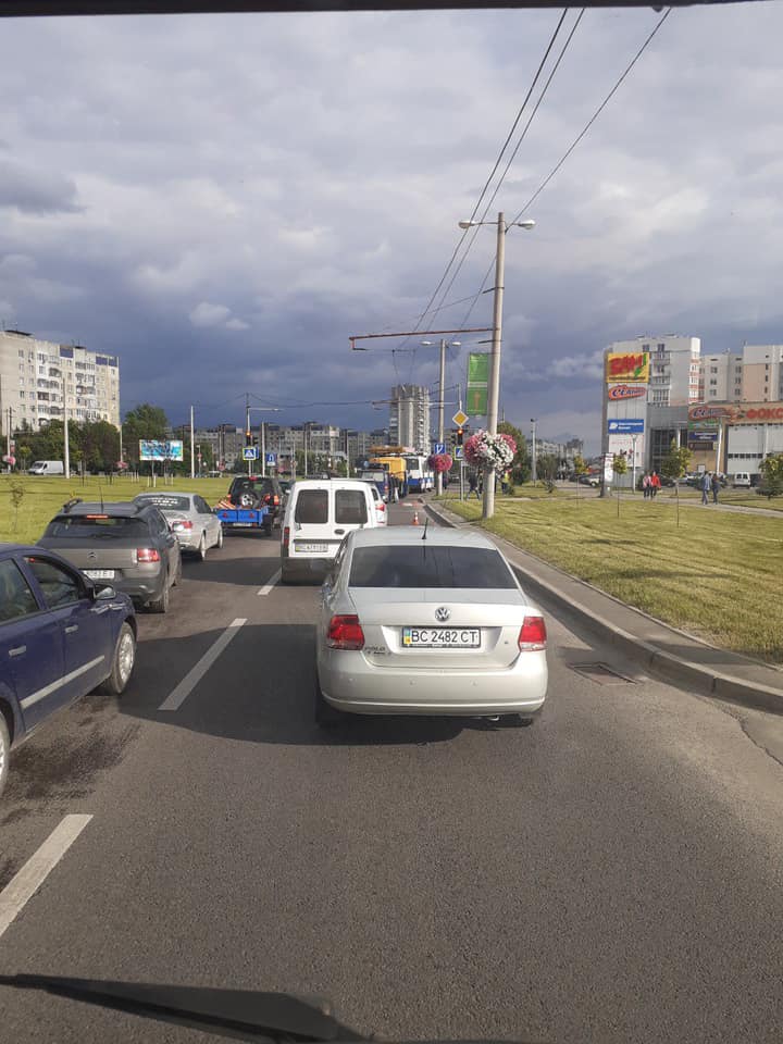 У Львові через обрив трулейбосних дротів ускладвився рух. Фото: Варта1.