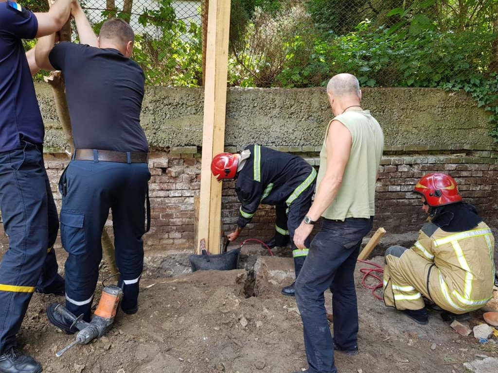 З’явились фото із місця падіння бетонної плити у Львові, де загинув чоловік. Фото ДСНС Львівщини