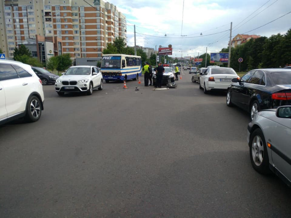 У Львові патрульна поліція потрапила у ДТП. Фото: Варта1.